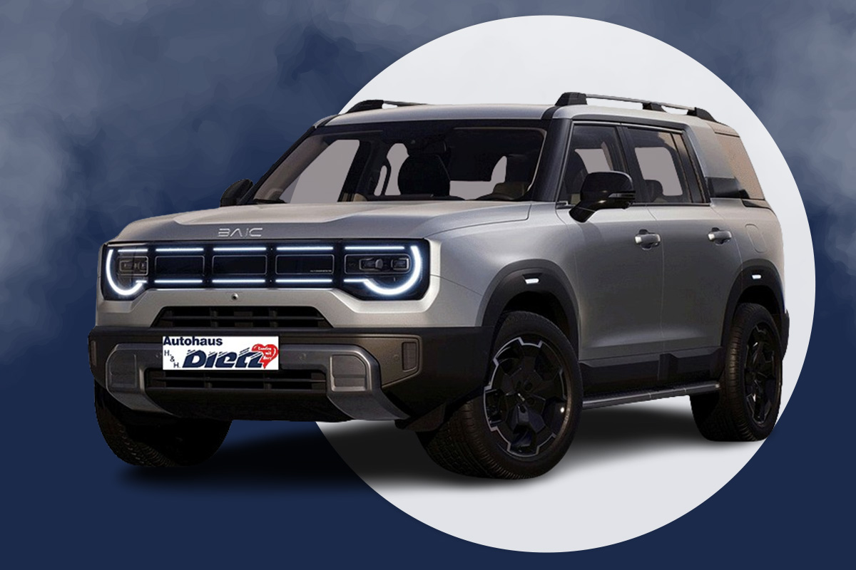 Metallic Baic BJ 30 steht auf dem blauen Hintergrund