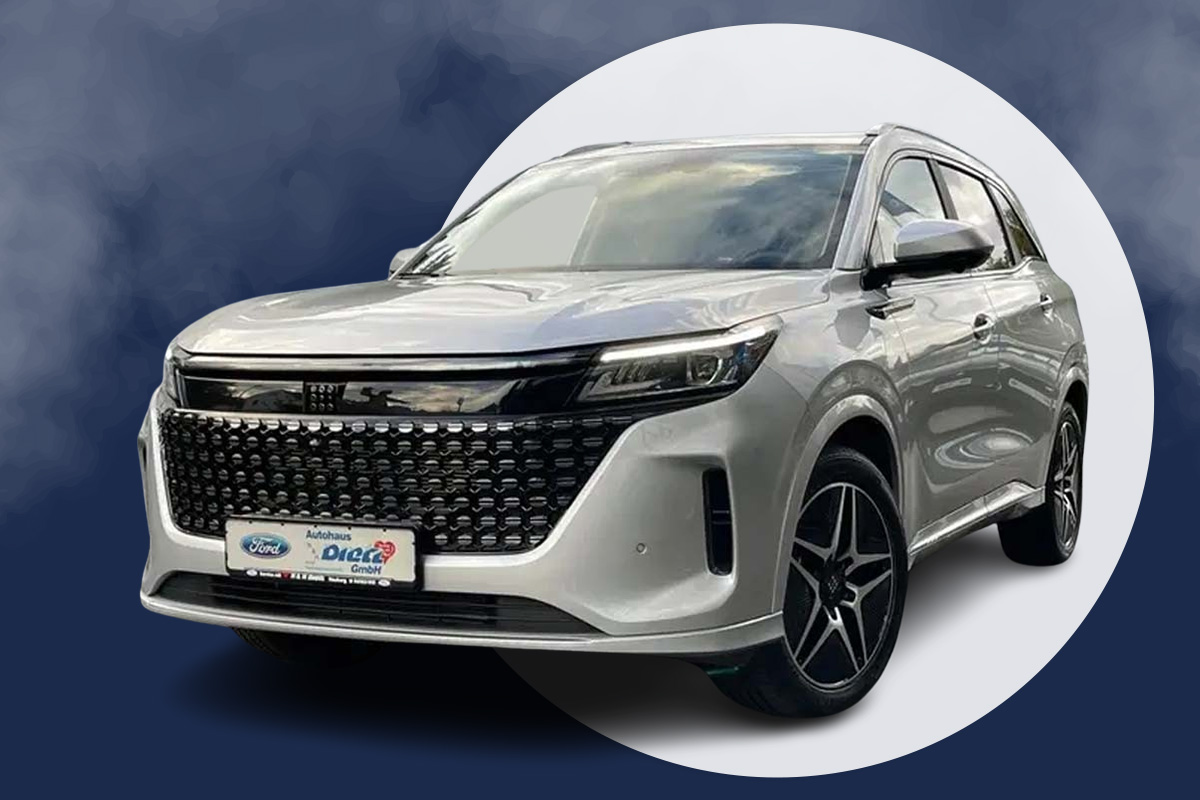 Silberner DFSK Fengon 500 steht auf dem blauen Hintergrund