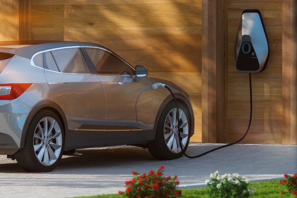 E-Auto vor einem Haus